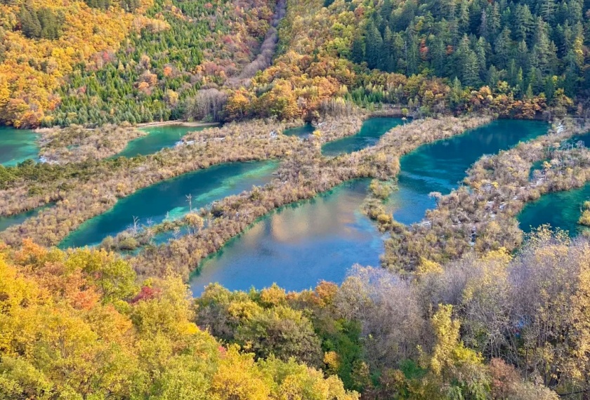 图片建议:树正群海秋景,横版,取景包含层叠湖泊和红黄彩林,使用实拍季节照片,无需人物。建议尺寸:840×570 px image_1791622260_LS0siT3c.jpg