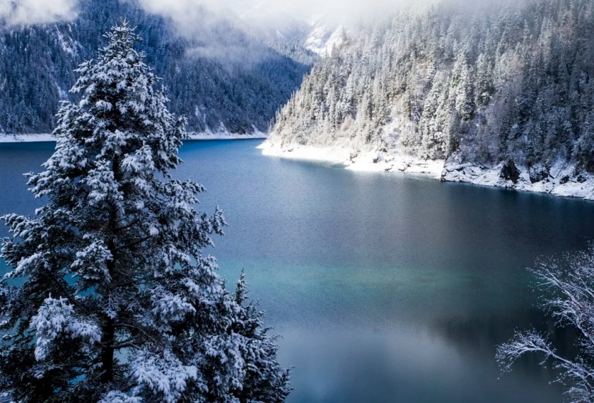 图片建议:长海真实冬季横版照片,突出积雪森林与山谷,不使用其他景区照片代替。建议尺寸:840×570 px image_1791622260_axomz7T6.jpg